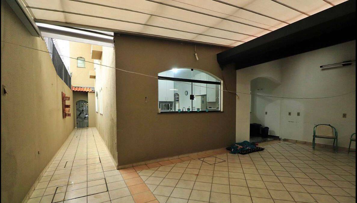 Casa à venda com 4 quartos, 300m² - Foto 1