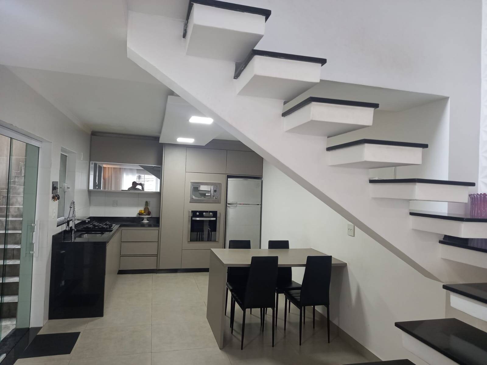 Casa à venda com 2 quartos, 200m² - Foto 1