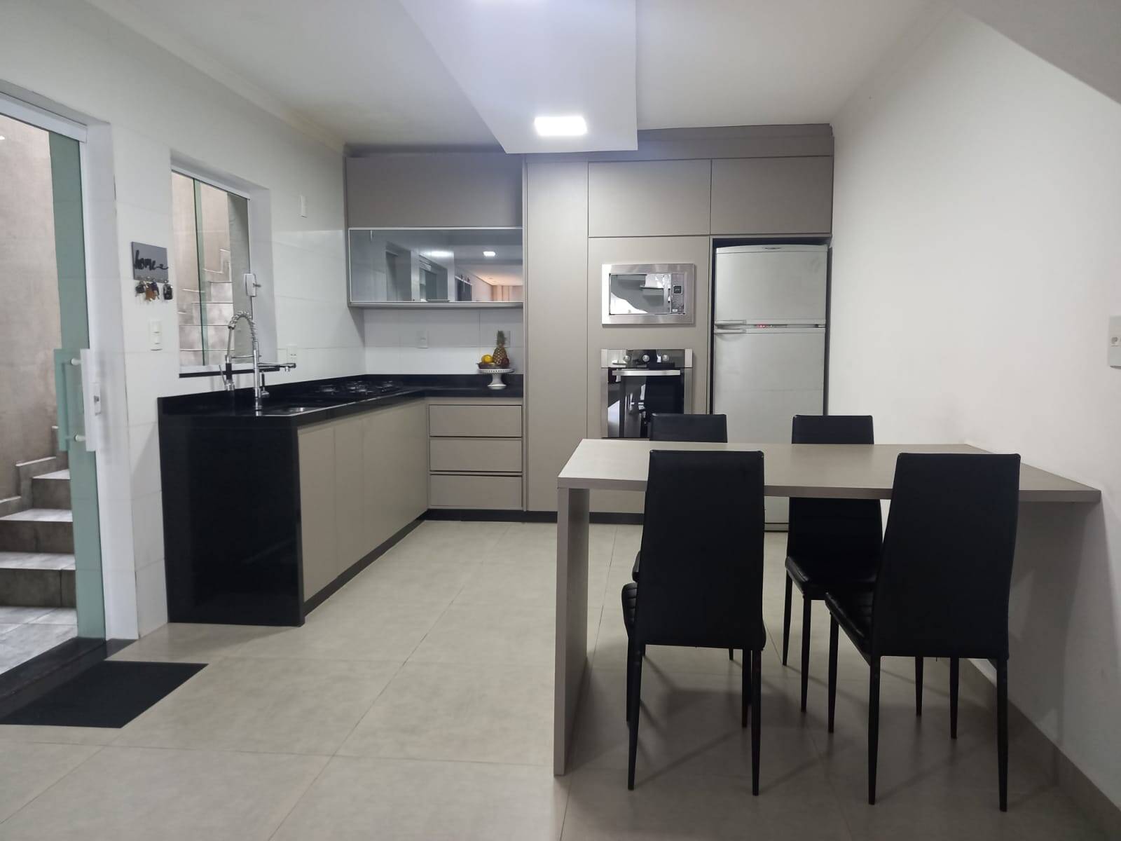 Casa à venda com 2 quartos, 200m² - Foto 2