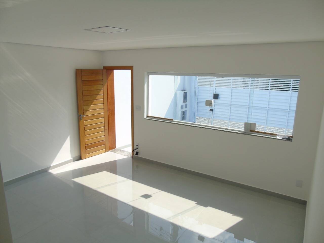 Casa à venda com 3 quartos, 116m² - Foto 1