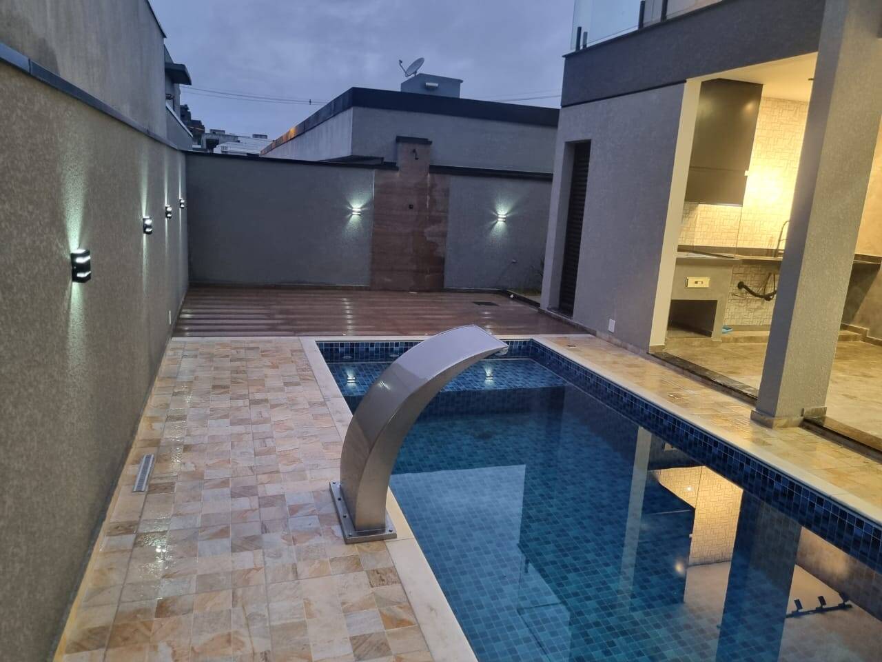 Casa à venda com 3 quartos, 234m² - Foto 2