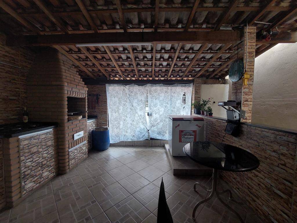 Casa à venda com 3 quartos, 200m² - Foto 2