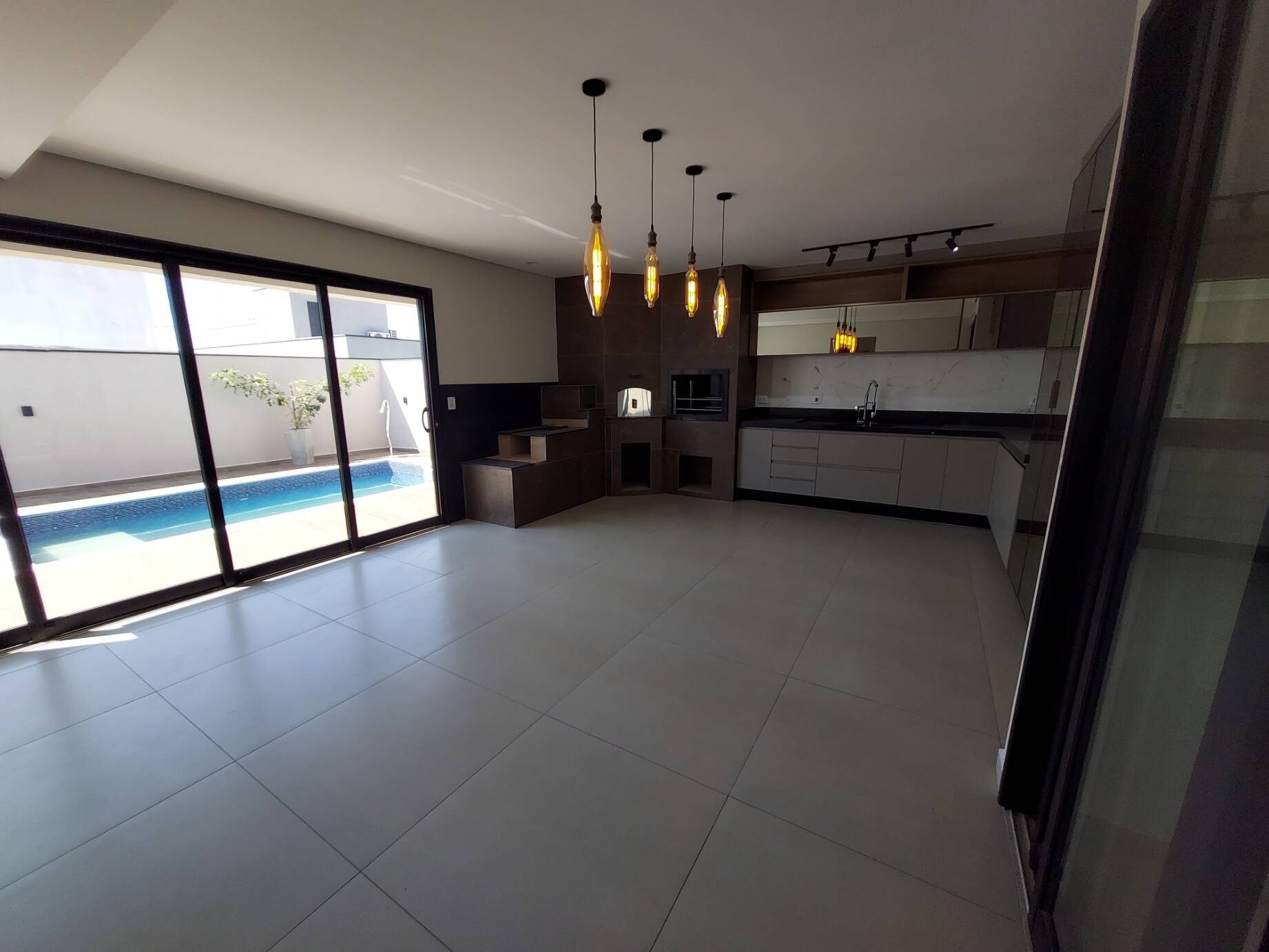 Sobrado à venda com 4 quartos, 288m² - Foto 1