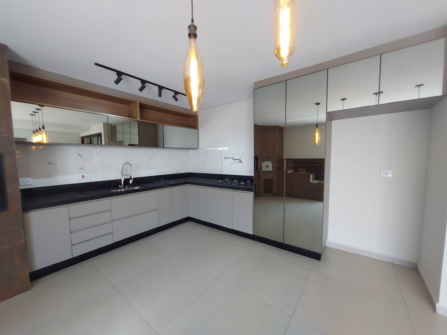 Sobrado à venda com 4 quartos, 288m² - Foto 2