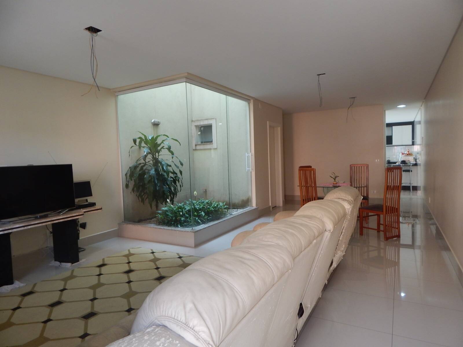 Casa à venda com 3 quartos, 245m² - Foto 1