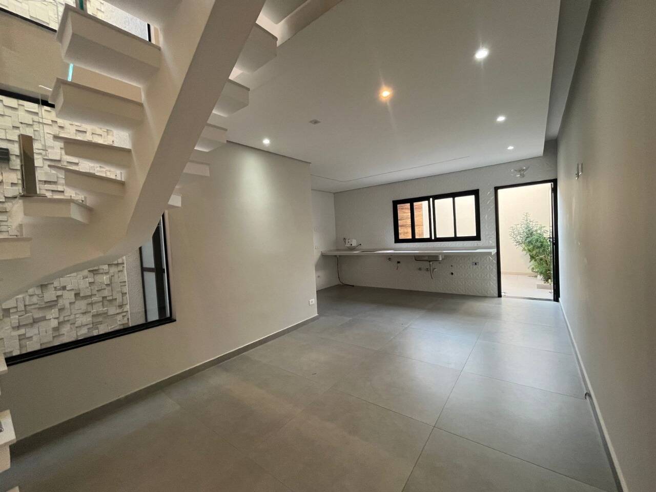 Casa à venda com 3 quartos, 179m² - Foto 1