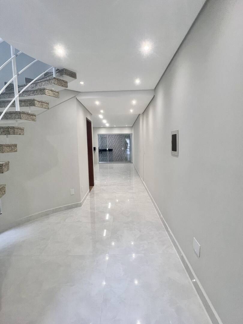 Casa à venda com 3 quartos, 210m² - Foto 2