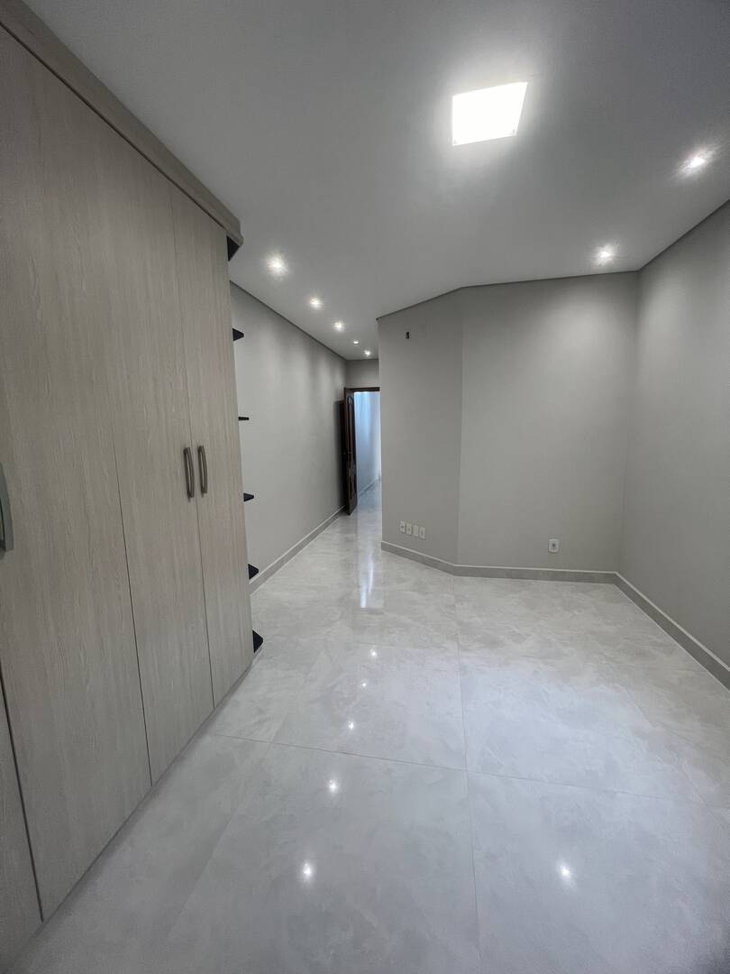 Casa à venda com 3 quartos, 210m² - Foto 4